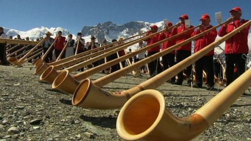 阿尔卑斯山长号,来自瑞士,乐器长达4米,是世界上最长的乐器,也是声音